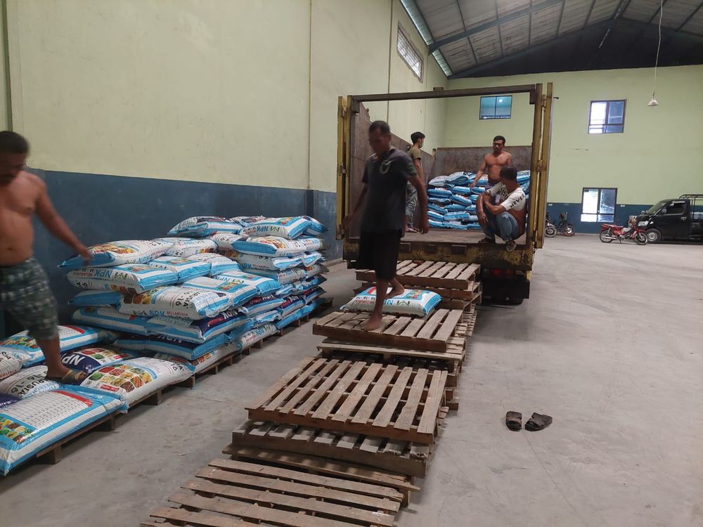 Rak penyimpanan gudang